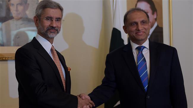 Indian, Pakistani FMs Meet to Reduce Tensions 